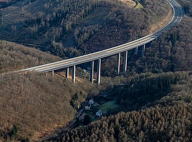 Verkehrsstau auf A45 kurz vor dem Rahmede-Viadukt. Die Brücke ist wegen Beschädigung für den gesamten Verkehr gesperrt.