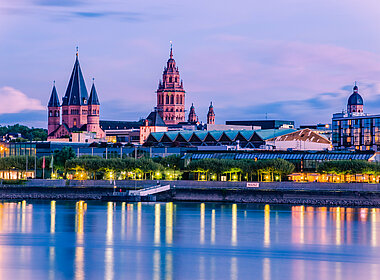 Mainzer Stadtlandschaft in der blauen Stunde im Abendlicht mit Kathedrale, Dom von Mainz