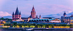Mainzer Stadtlandschaft in der blauen Stunde im Abendlicht mit Kathedrale, Dom von Mainz