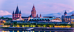 Mainzer Stadtlandschaft in der blauen Stunde im Abendlicht mit Kathedrale, Dom von Mainz