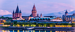 Mainzer Stadtlandschaft in der blauen Stunde im Abendlicht mit Kathedrale, Dom von Mainz