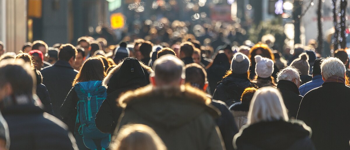 Menschenmenge in einer belebten Einkaufsstraße