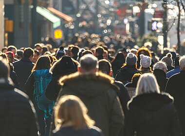 Menschenmenge in einer belebten Einkaufsstraße
