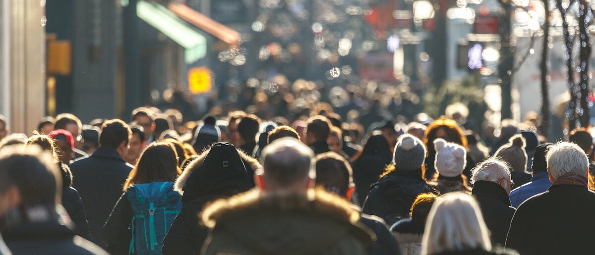 Menschenmenge in einer belebten Einkaufsstraße