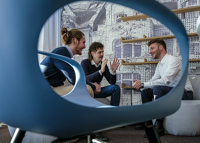 Gesprächssituation zwischen Kollegen der IW Consult