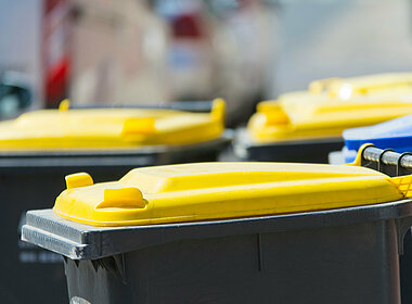 Gelbe Mülltonnen zum Recycling von Verpackungsabfall