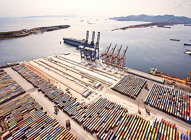 Handelshafen mit Containern und Containerschiffen