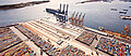 Handelshafen mit Containern und Containerschiffen