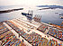 Handelshafen mit Containern und Containerschiffen