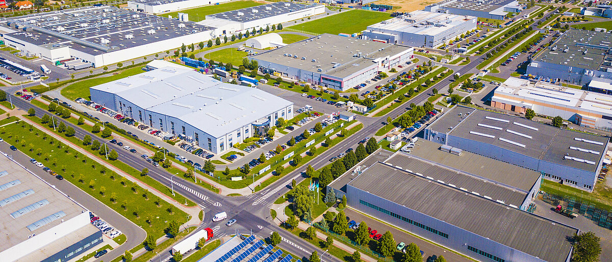 Gewerbegebiet mit mehreren Unternehmen und Firmen