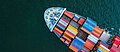 Vollbeladenes Containerschiff im Wasser