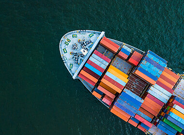 Vollbeladenes Containerschiff im Wasser