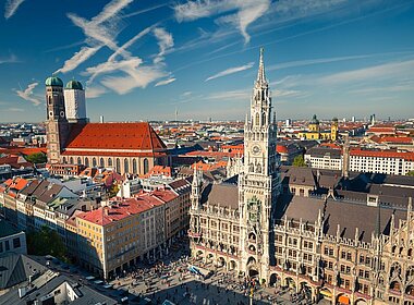 Skyline der Stadt München mit Blick auf die Frauenkirche