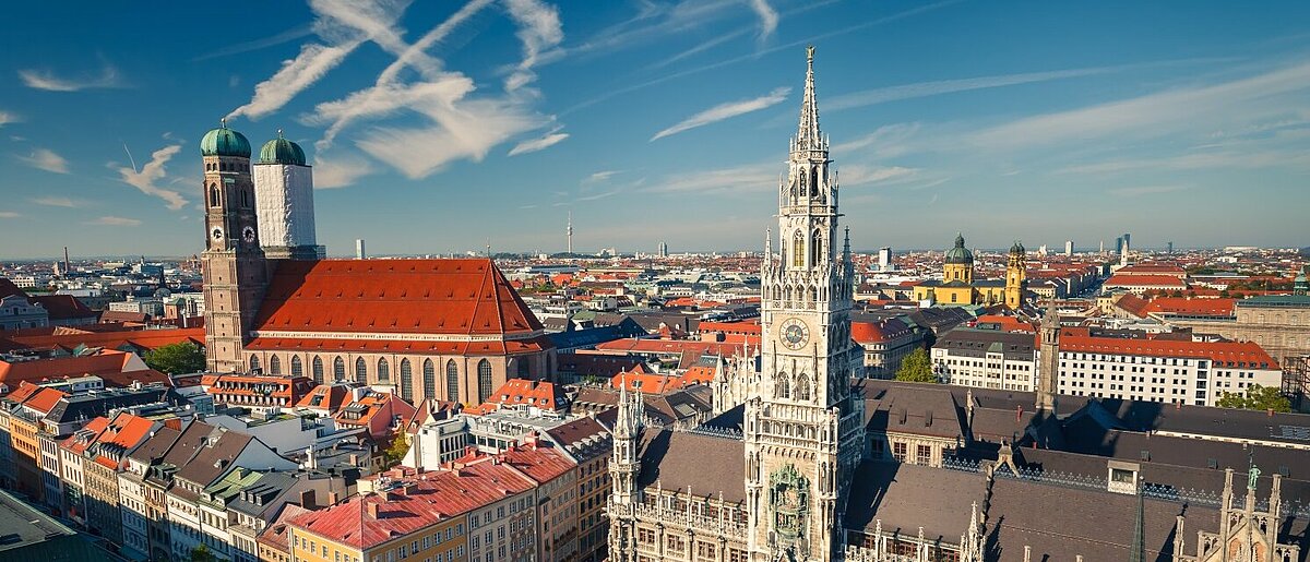 Skyline der Stadt München mit Blick auf die Frauenkirche