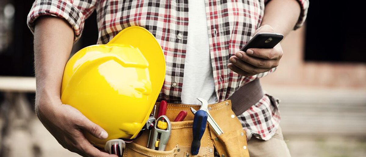 Handwerker mit gelbem Helm