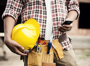 Handwerker mit gelbem Helm