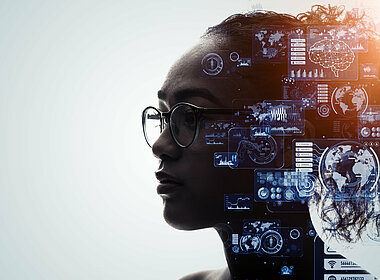 Frau im Seitenprofil, über ihrem Kopf sind mehrere digitale Displays mit vielen Informationen und Daten eingeblendet