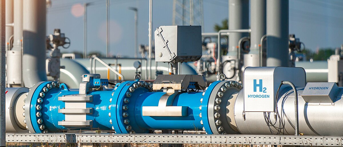 Pipeline zum Transport von Wasserstoff vor einer Industrieanlage