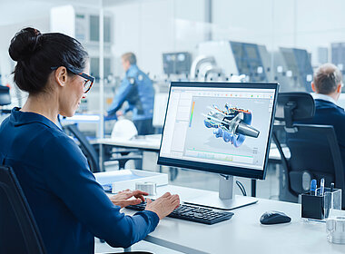 Frau arbeitet am Schreibtisch mit einem CAD-Programm