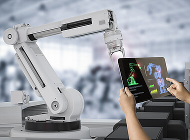 Industrieller Roboterarm wird über ein Tablet gesteuert