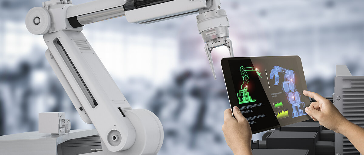 Industrieller Roboterarm wird über ein Tablet gesteuert