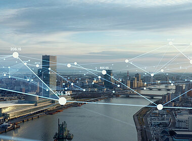 Skyline einer Großtstadt mit eingezeichneten Polygonnetzen