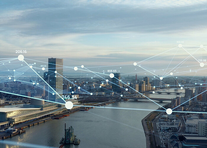 Skyline einer Großtstadt mit eingezeichneten Polygonnetzen