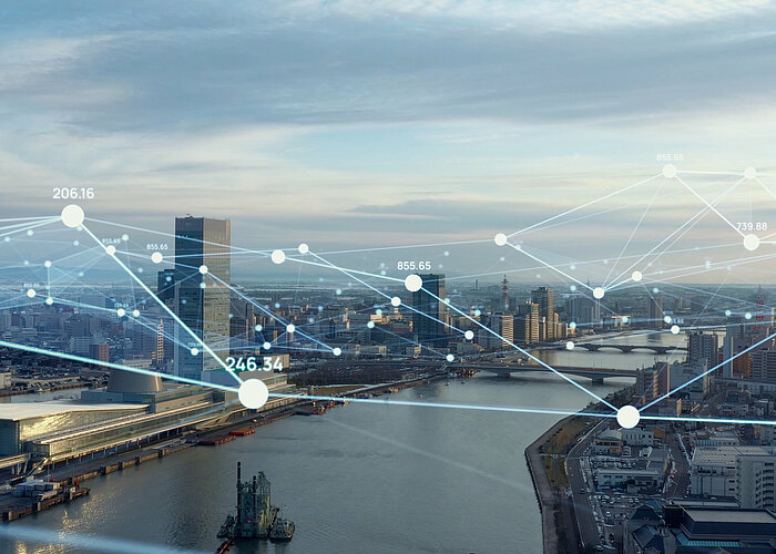 Skyline einer Großtstadt mit eingezeichneten Polygonnetzen