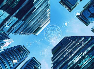 Mehrere Hochhäuser werden durch Linien miteinander vernetzt