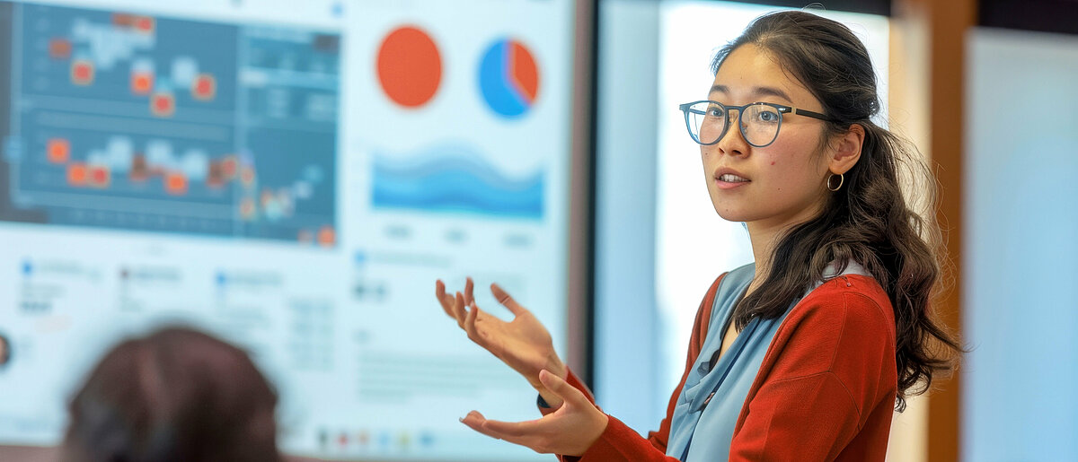 Junge Wissenschaftlerin hält einen Vortrag zum Thema Innovation, Digitalisierung und Bildung. I