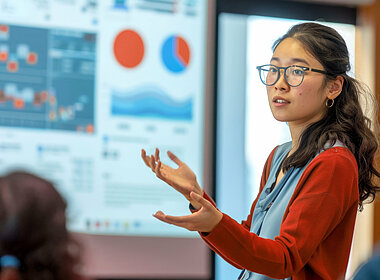 Innovation, Digitalisierung und Bildung Junge Wissenschaftlerin hält einen Vortrag zum Thema Innovation, Digitalisierung und Bildung. I